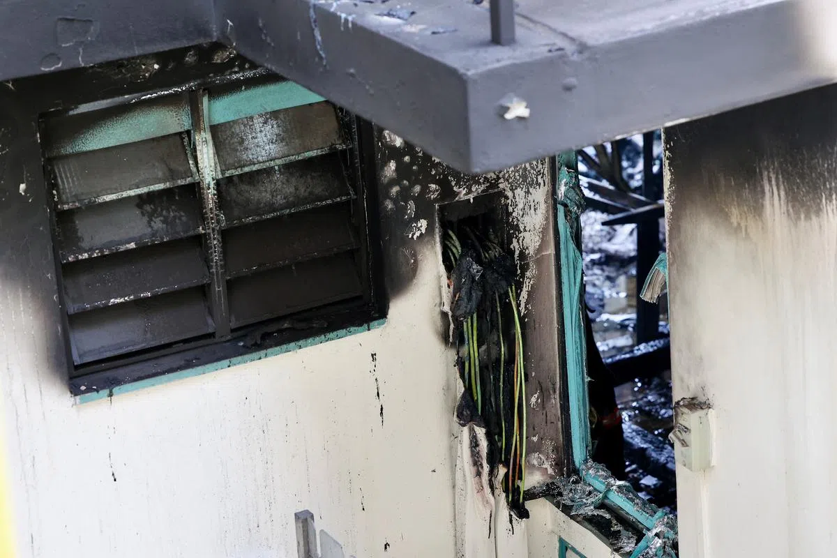 失火单位窗口被烧得漆黑。（陈斌勤摄）