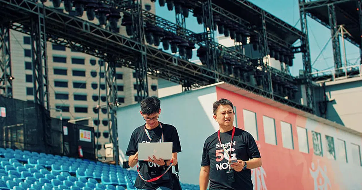 将5G网络技术普及到全国，是新电信全公司上下共同努力的成果，当中关伟文（右）在为企业和消费者提供可靠和高效的网络，就发挥了关键性的角色。（图/新电信提供）