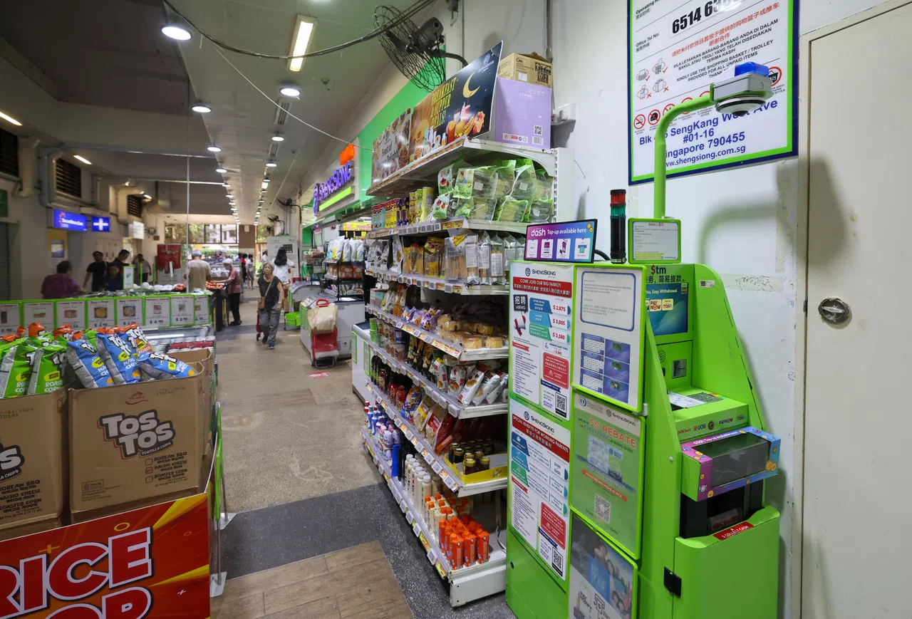 昇菘超市在全岛有63台简易提款机（$tm），顾客可选择用PayNow、提款卡，或电子钱包新电信Dash取款。（陈斌勤摄）