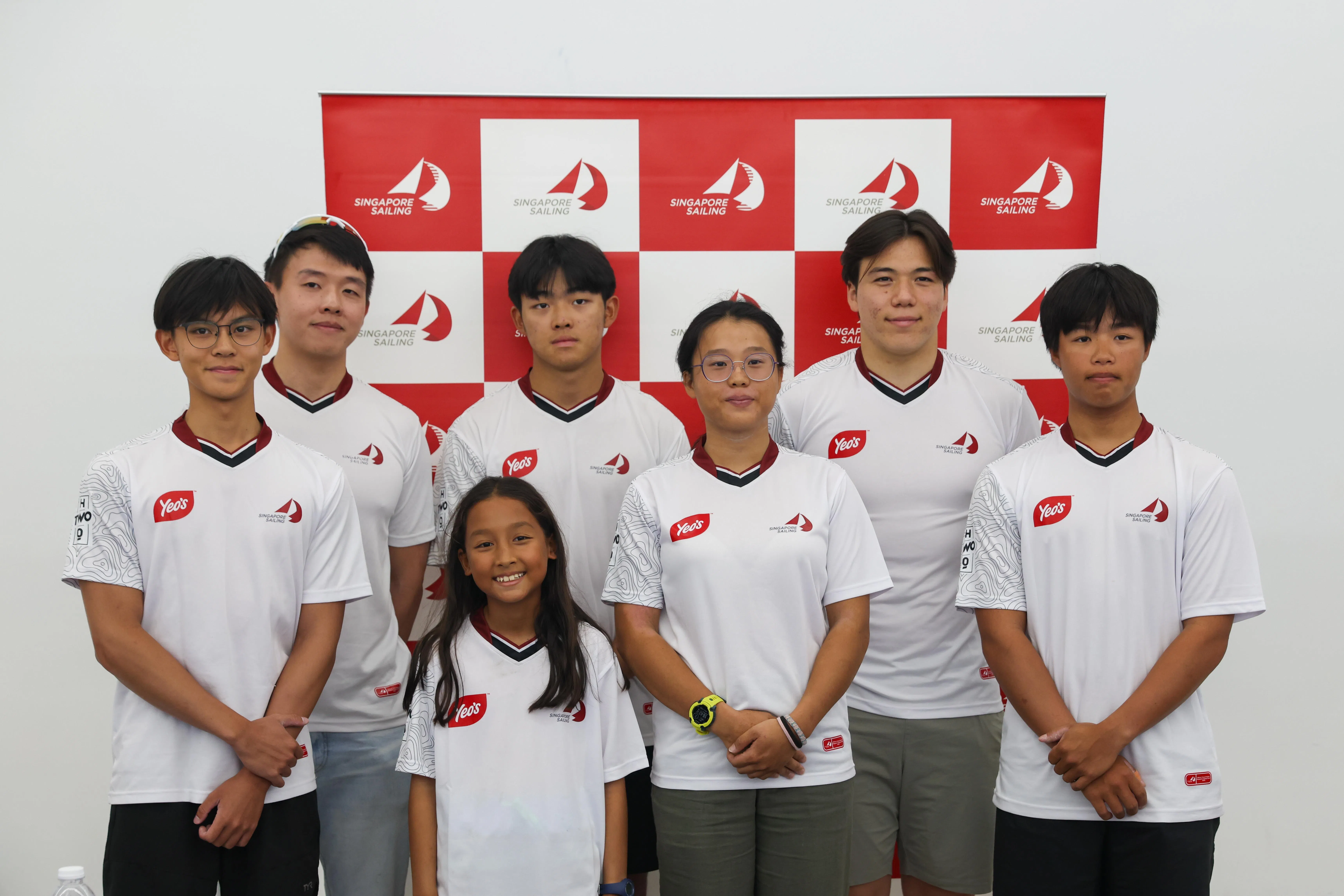 在新加坡帆船队于来临泰国东运会派出的11名选手中，有七人出席了星期三（11月5日）的记者会，他们是陈嘉铭（前排左起）、陈安雅、周蕊、杨家宇、卢军汉（后排左起）、黄智翔和墨士廉。（白艳琳摄）