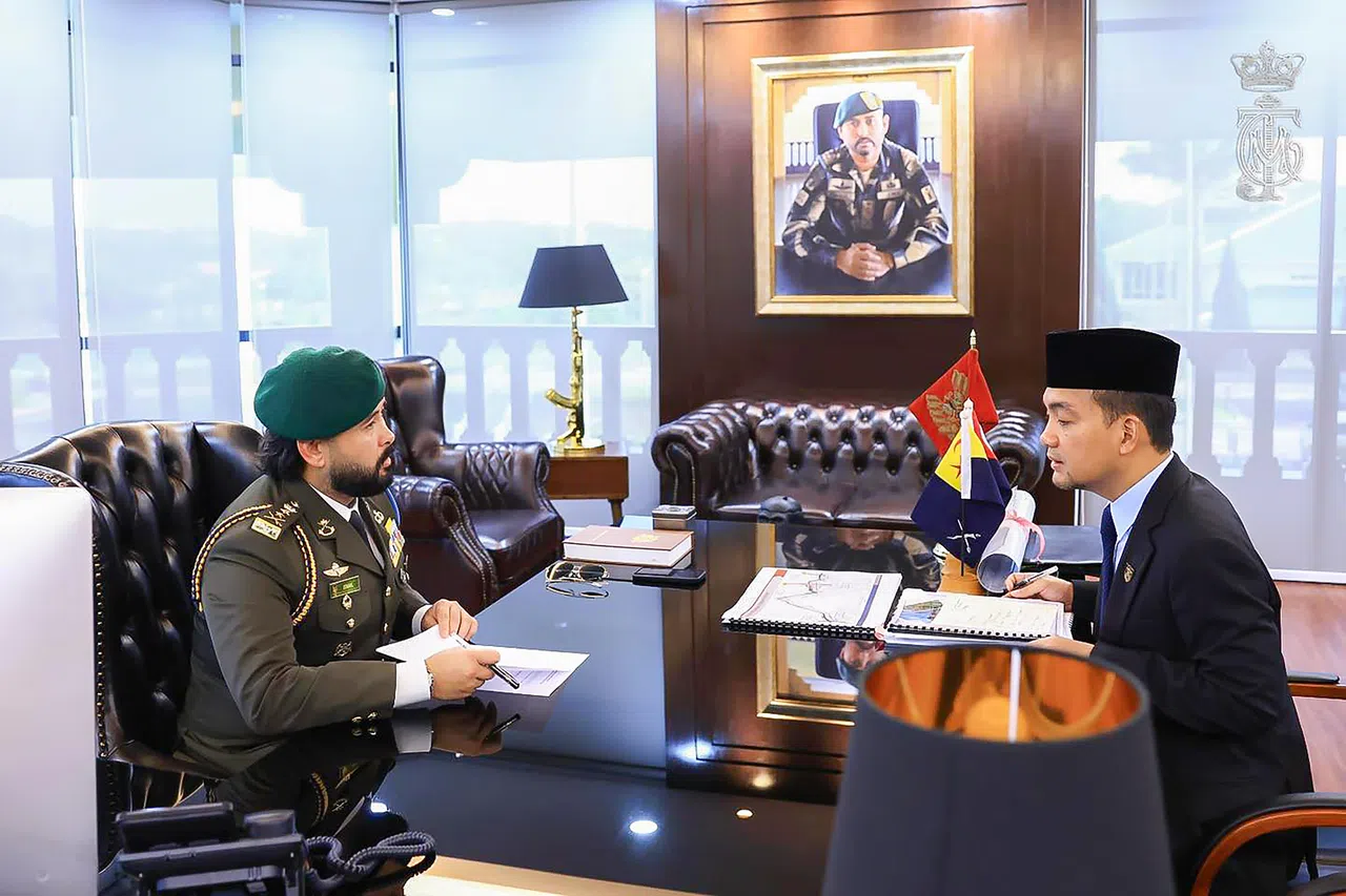 柔佛州务大臣翁哈菲兹（右）在会议中向柔佛摄政王东姑依斯迈汇报关卡的情况。（取自东姑依斯迈脸书）