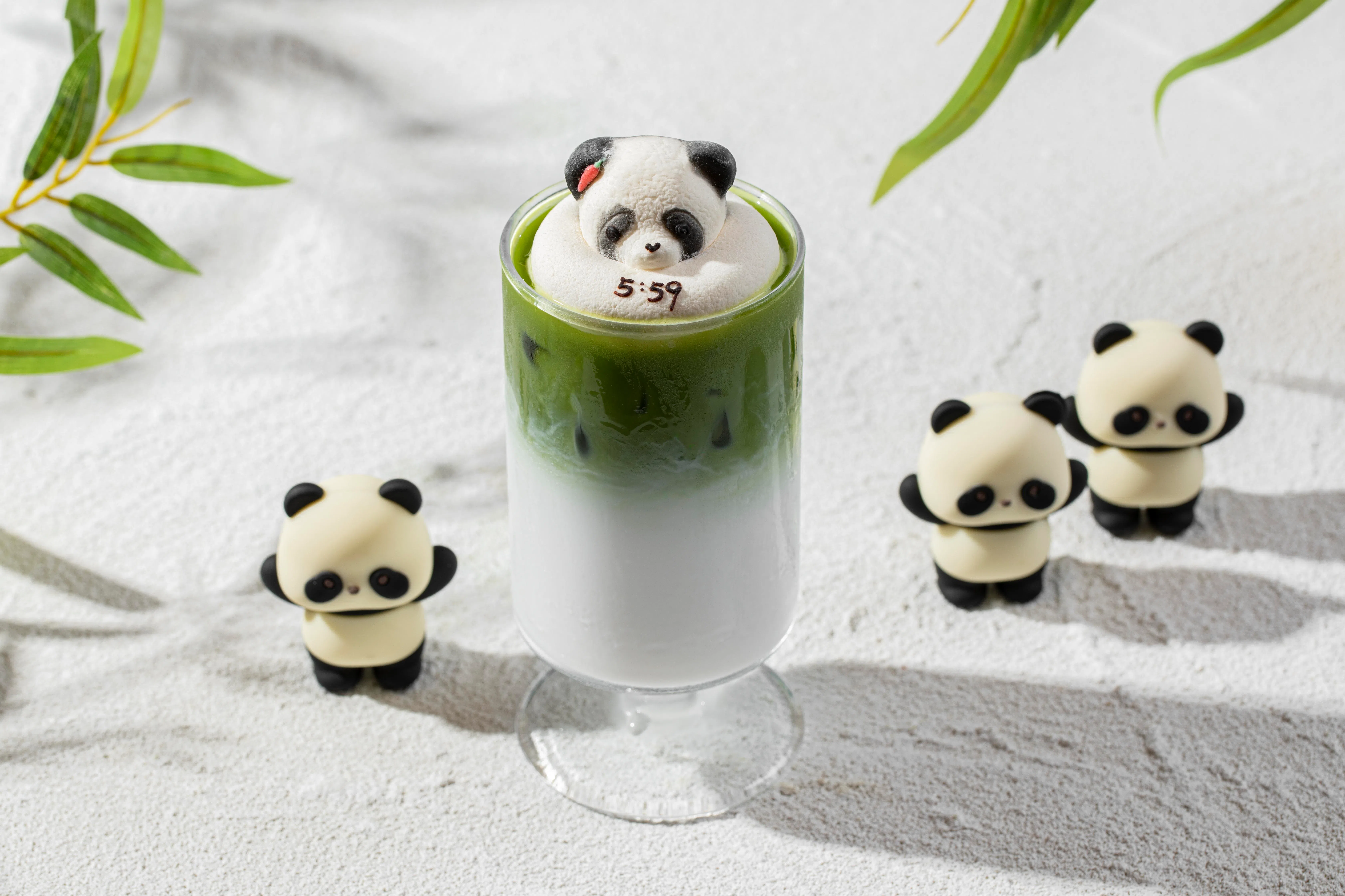 棉花糖熊猫安静漂浮在抹茶拿铁中央，治愈感十足。（餐馆提供）