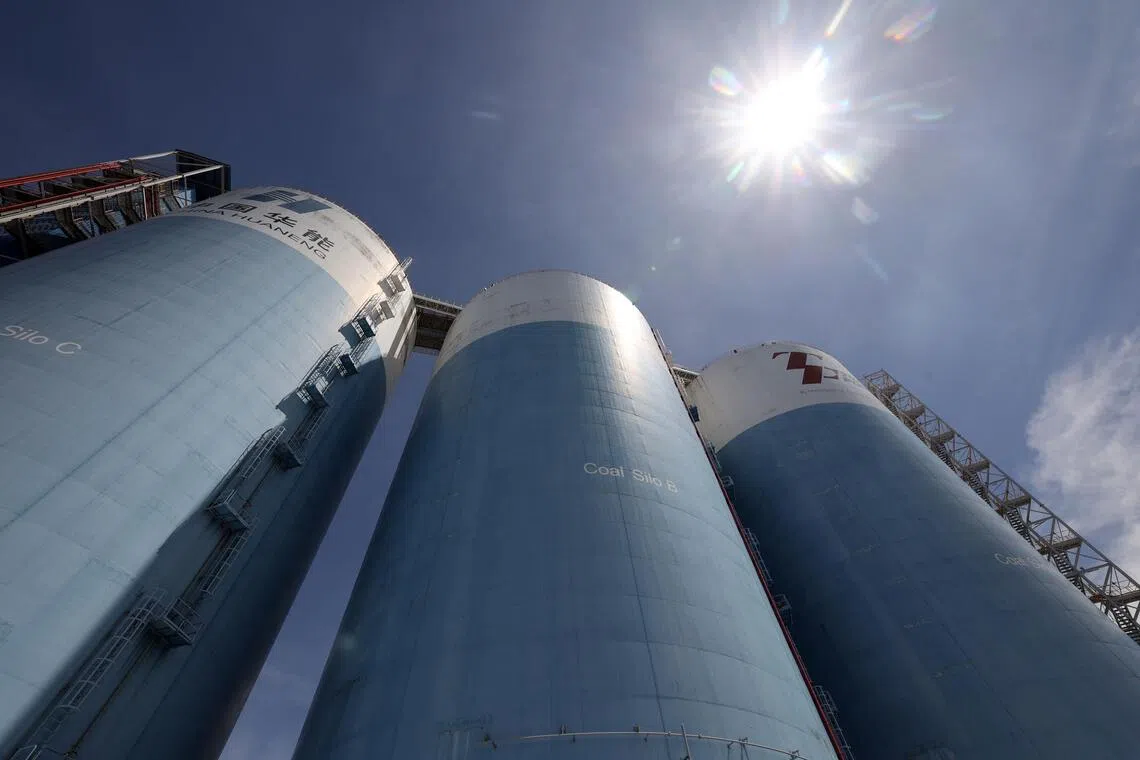 本地如今仅存的燃煤发电厂在裕廊岛上，它的三个煤筒仓是标志性设施，每个高63米，相当于20层楼。（邝启聪摄）