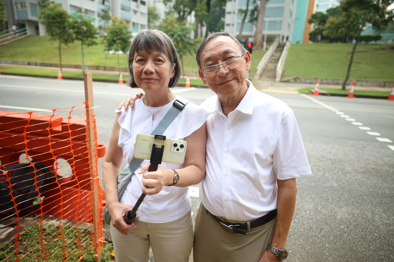 宏茂桥集选区候选人刘洁敏的父母刘国祥（右）和林瑞英星期三早上现身德义中学提名站。（关俊威摄）