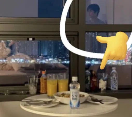 照片中男子熟能生巧，在杯子里放水跟卫生纸制成简版烟灰缸。（互联网）