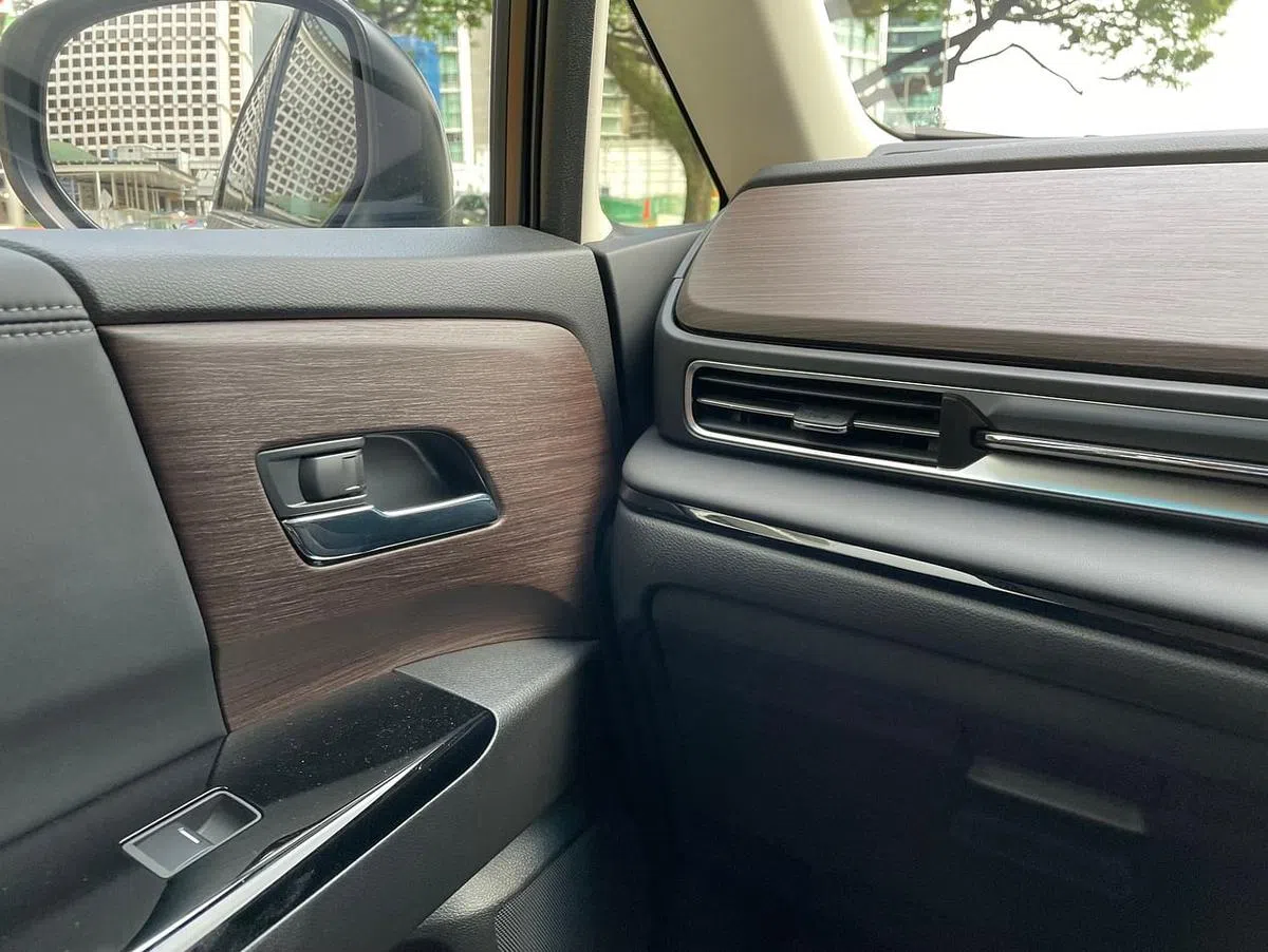 檀木饰板材质的内饰增添了车子的质感。（车商提供）