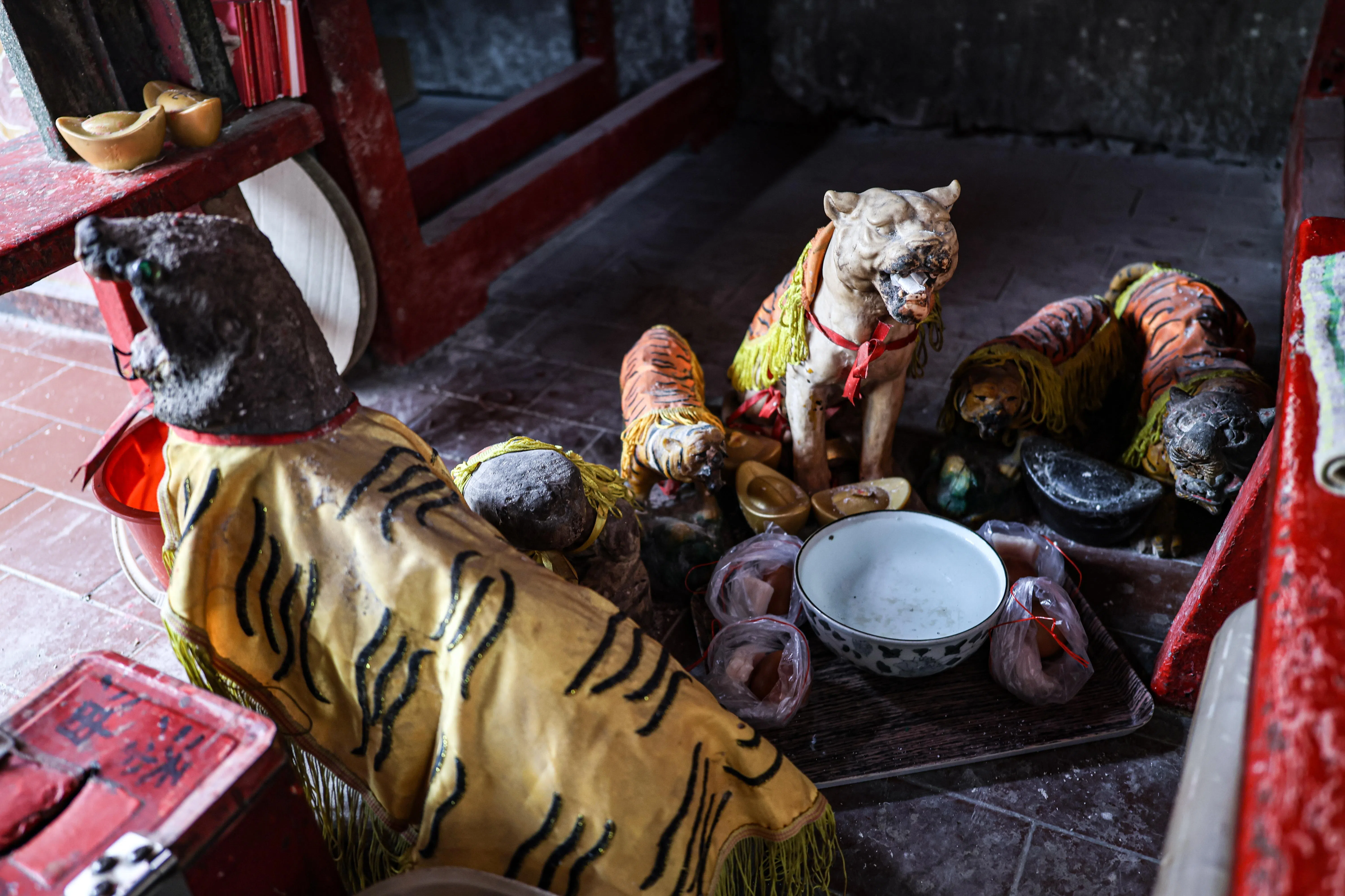 虎爷坛还有五尊虎爷像，有大有小，皆用石头制成。（关俊威摄）