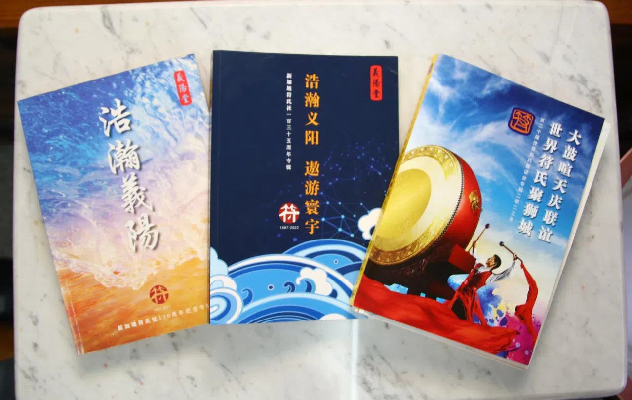 配合第20届世界符氏联谊会，符氏社出版《大鼓喧天庆联谊 世界符氏聚狮城》专刊（右）。另两本是符氏社130周年（左）和135周年专刊。（特约陈福洲摄）