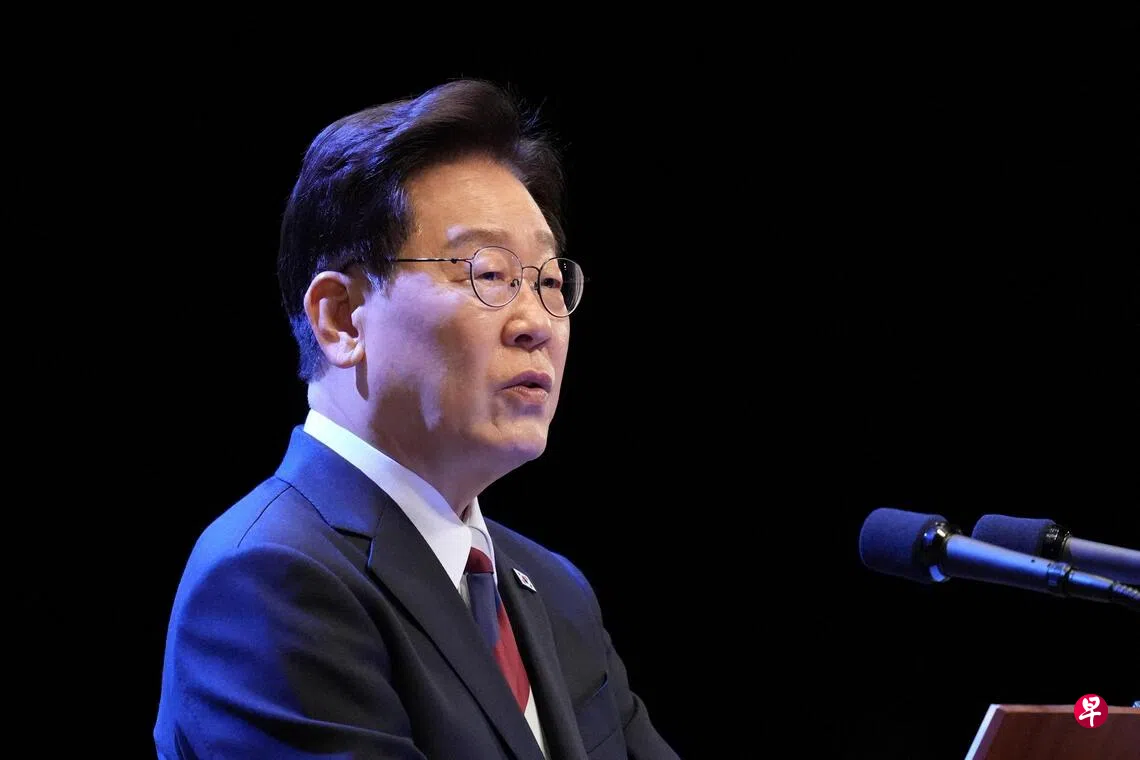 韩国总统李在明星期三（8月19日）发文说，无需战争的和平机制才是最完美的安全资产，期待美国总统特朗普的决定能推动朝美建立互信并重启对话，进而促使韩半岛构建稳定的和平机制。 （路透社档案照片）