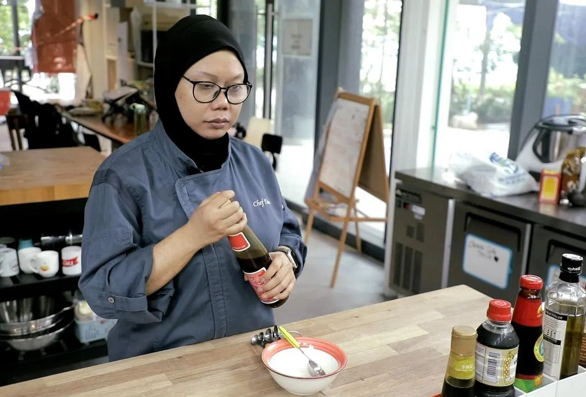 一出生就有视觉障碍的Ernawati，在机缘巧合下成为厨师。（视频截图/林国明摄）