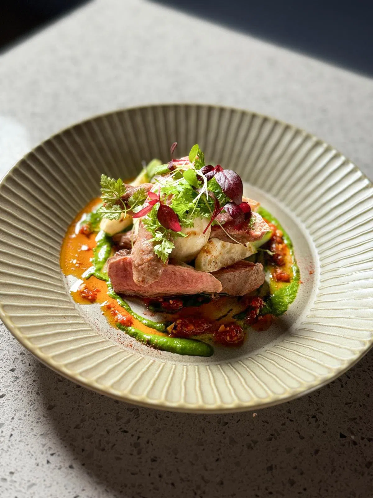 Pulsii French Bistro & Bar的招牌炙烤羊里脊，口感柔嫩多汁。（餐馆提供）