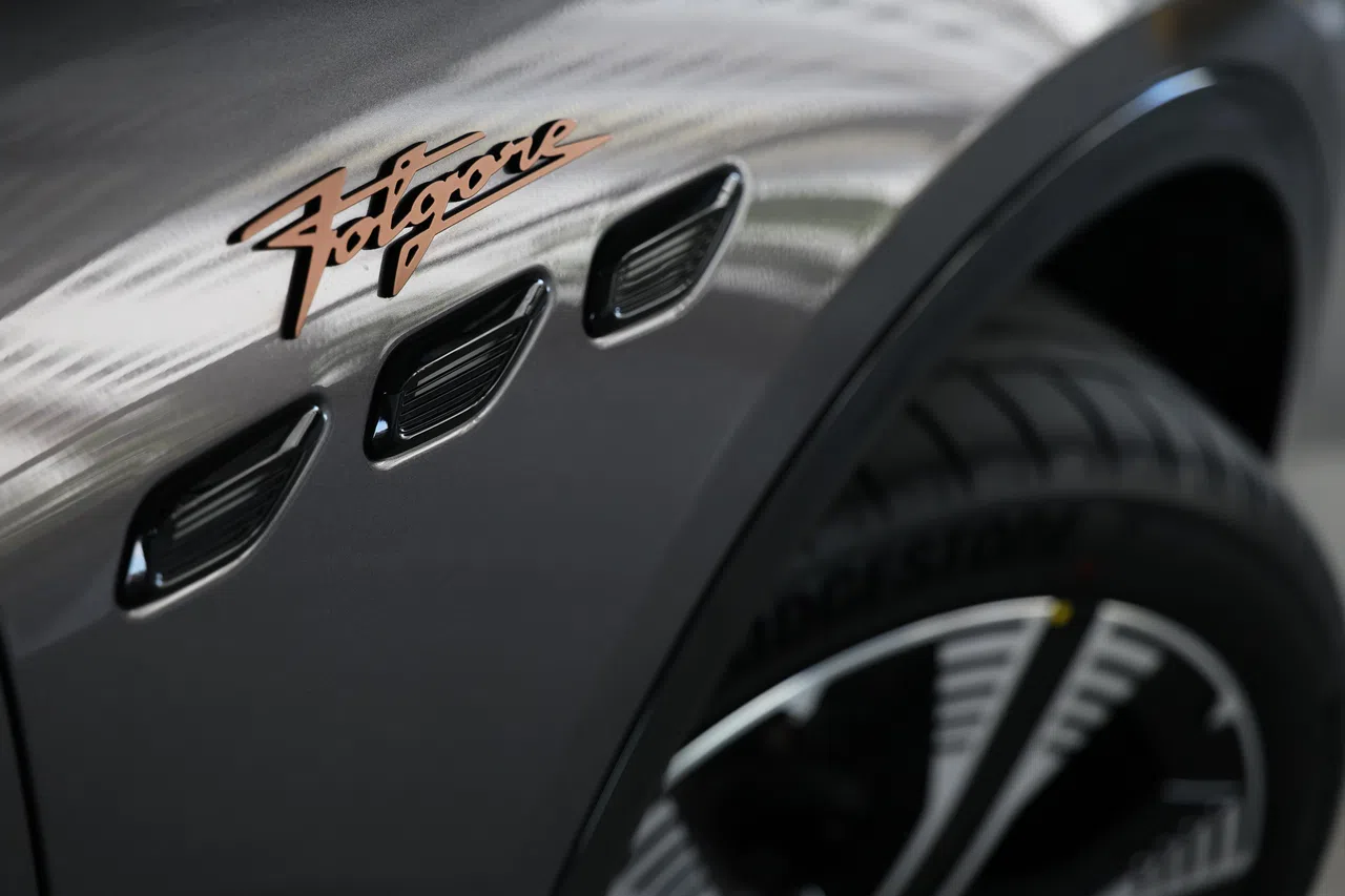 车名使用铜色，跟GT及Modena车型区分开来， 让人一眼就能认出是电动车。（龙国雄摄）