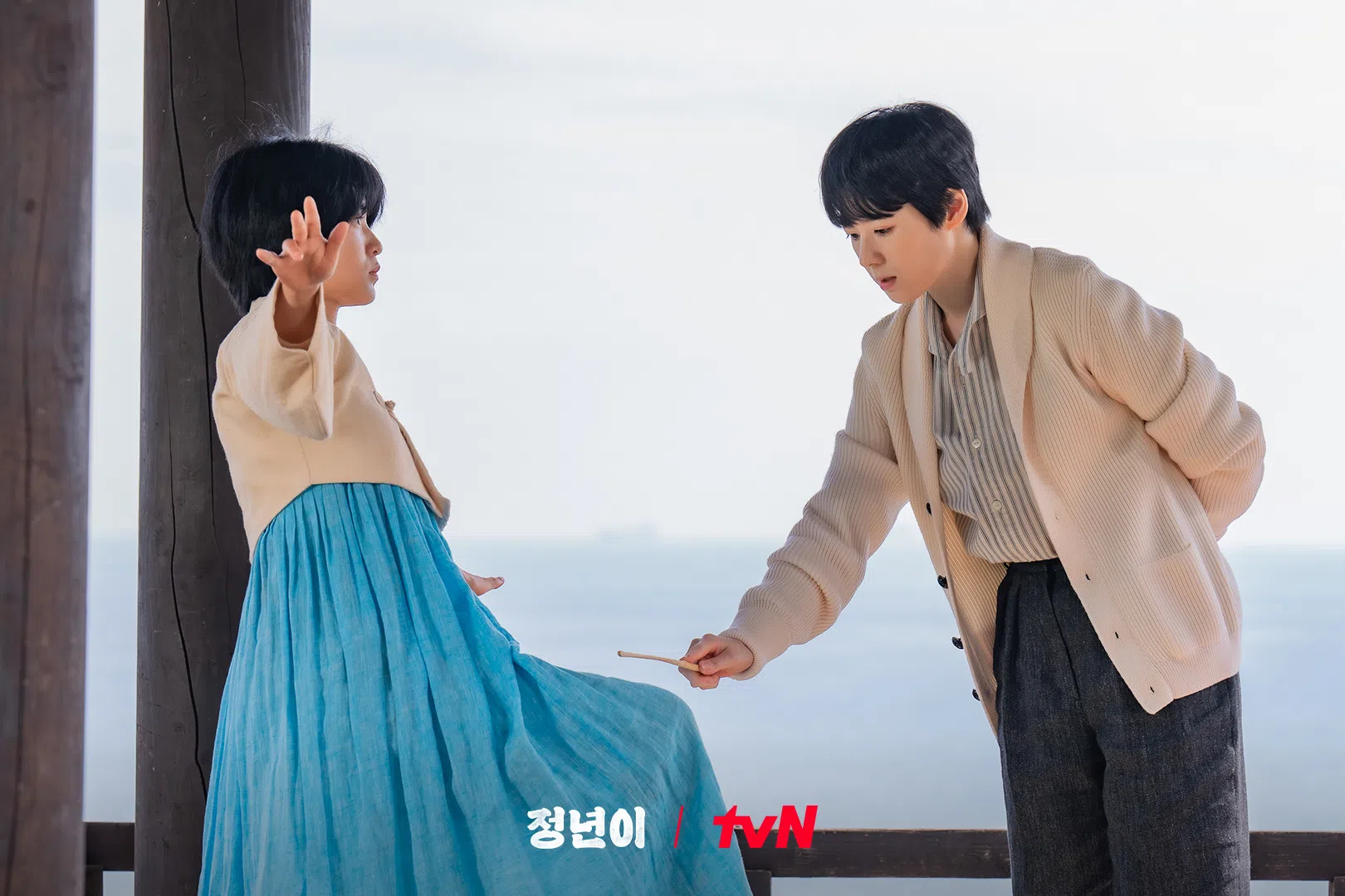文钰琼（右，郑恩彩饰）亲自指导尹正年表演国剧的技巧。（取自tvN drama脸书）
