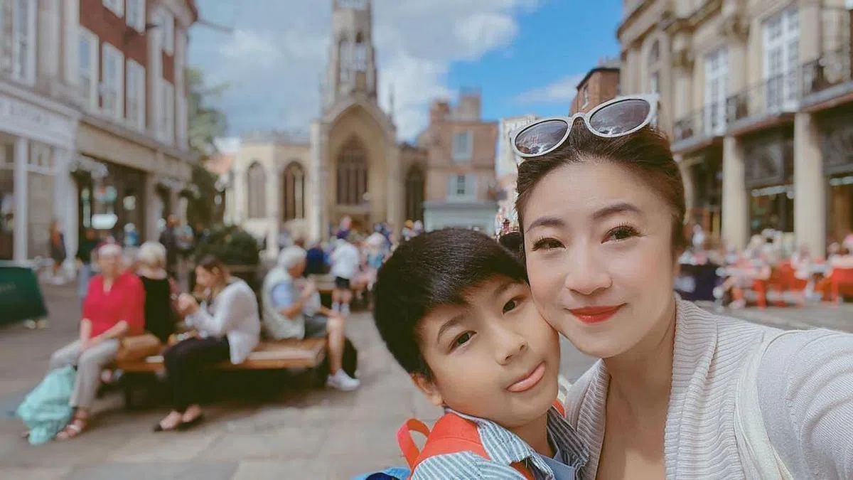 黄湘怡不久前带着儿子到英国旅行和拜访男方家人。（取自黄湘怡IG）