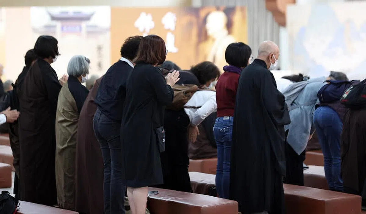 星云法师5日圆寂，佛光山2月6日清晨发布公告证实。当天上午九点开放吊唁后即有数百名信众排队上山，感怀大师对佛法的贡献。（香港中通社）