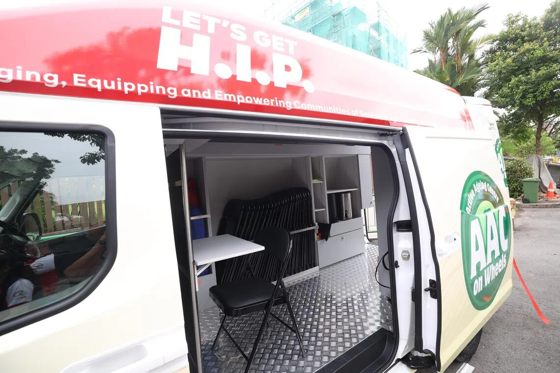 以小货车开动的活跃站可把社交活动、预防性健康检查，以及健康关怀与规划项目等，带到年长者的生活圈。（蔡家增摄）