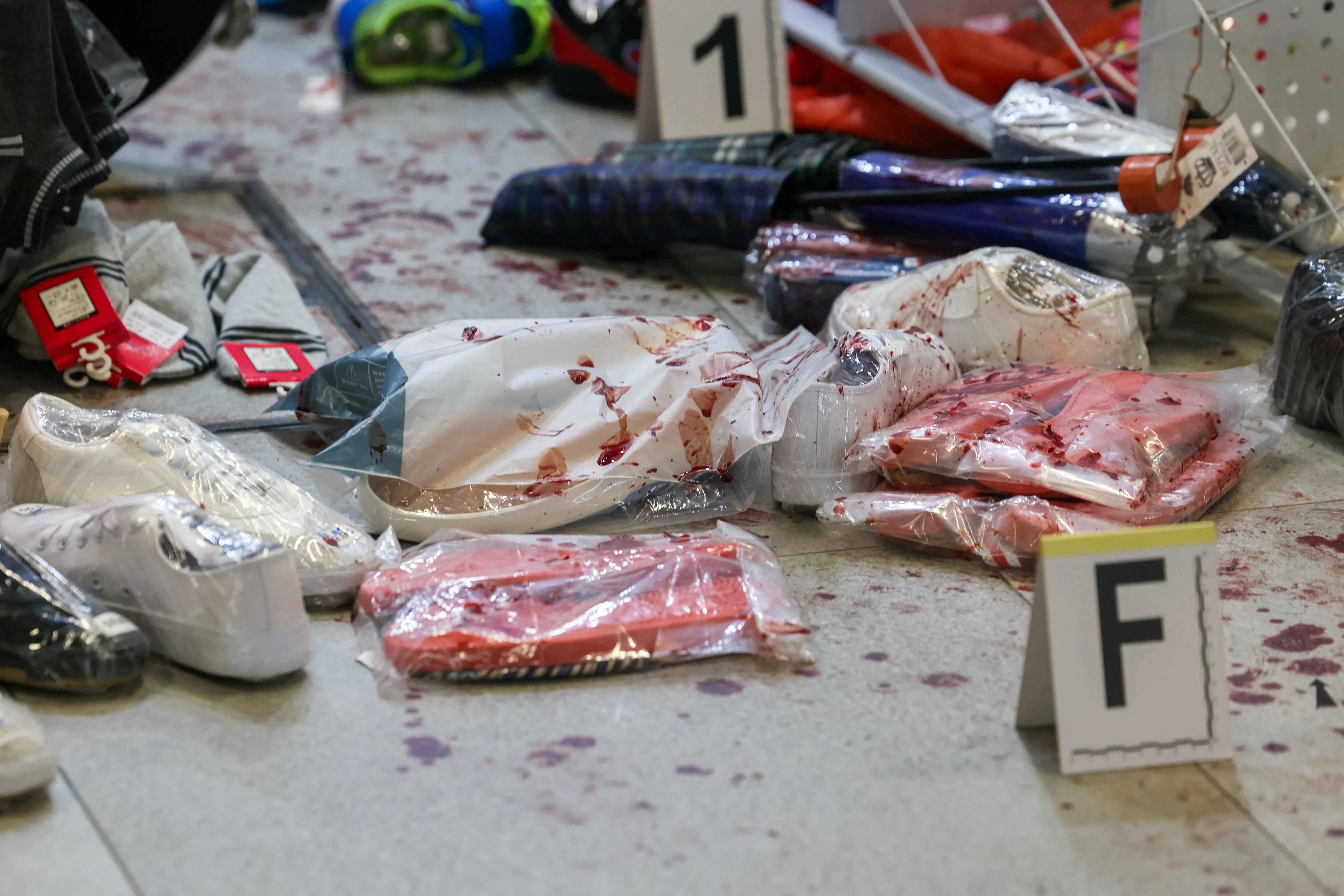 案发现场血迹斑斑，警方随后在现场搜证调查。（卓祾祎摄）