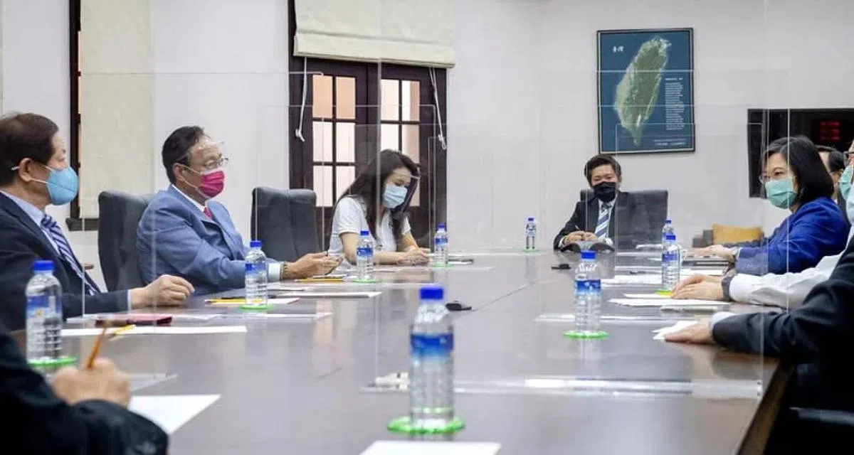 台湾总统蔡英文（右）6月18日接见台积电董事长刘德音（左一）与永龄基金会创办人郭台铭（左二），三方达成共识，疫苗采购愈快愈好，且必须原厂制造、原厂包装、直送台湾。（互联网）