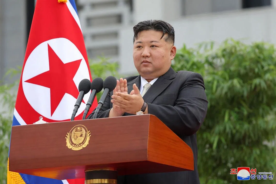 金正恩星期二（8月6日）在平壤举行的白头山英雄青年突击队动员仪式上说，决定参加水灾重建的青年人数达到了30万名，并称这种热情在其他国家难以见到，让他感到非常自豪。（法新社）
