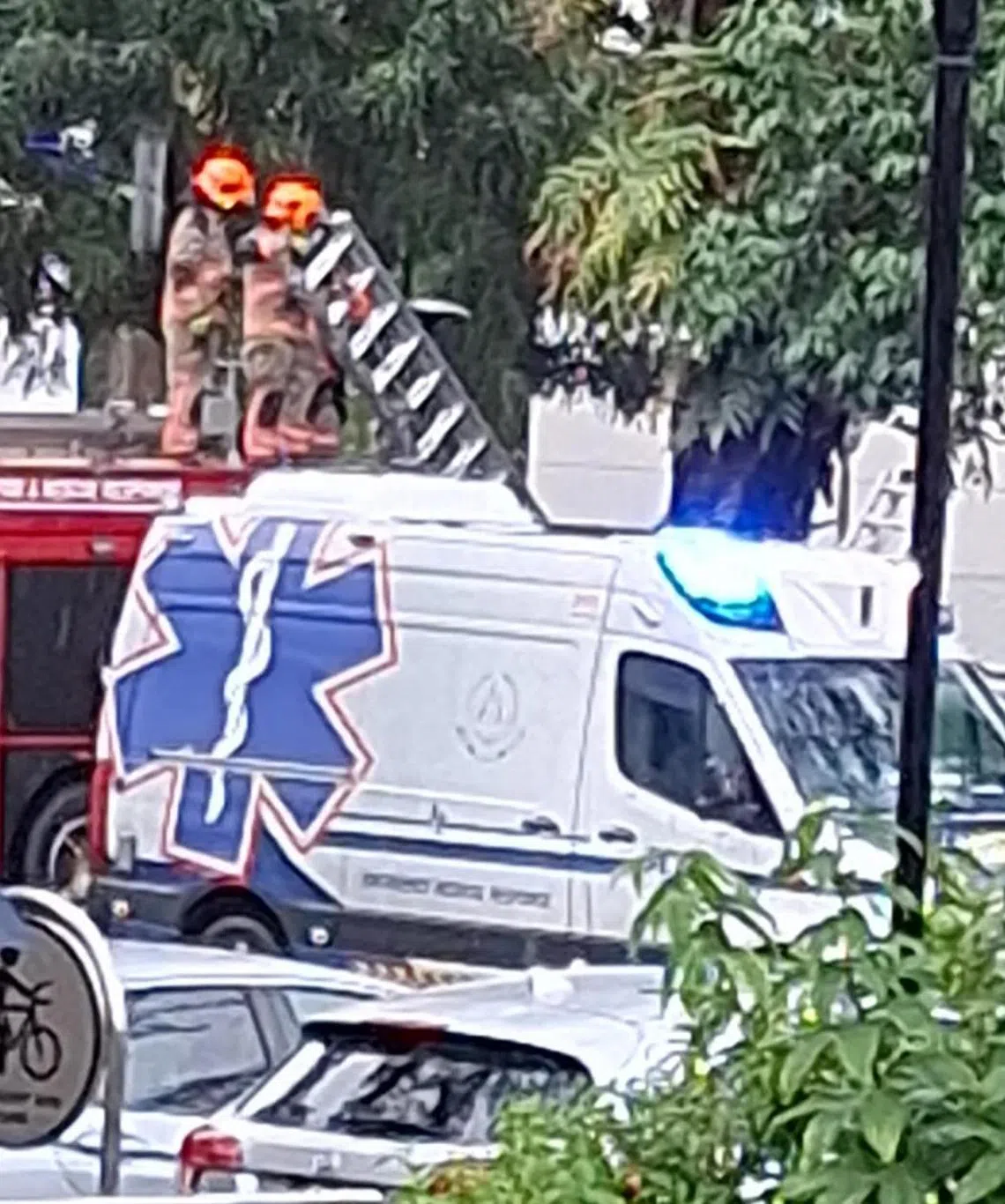 民防人员在沟渠里架起梯子救人。（受访者提供）