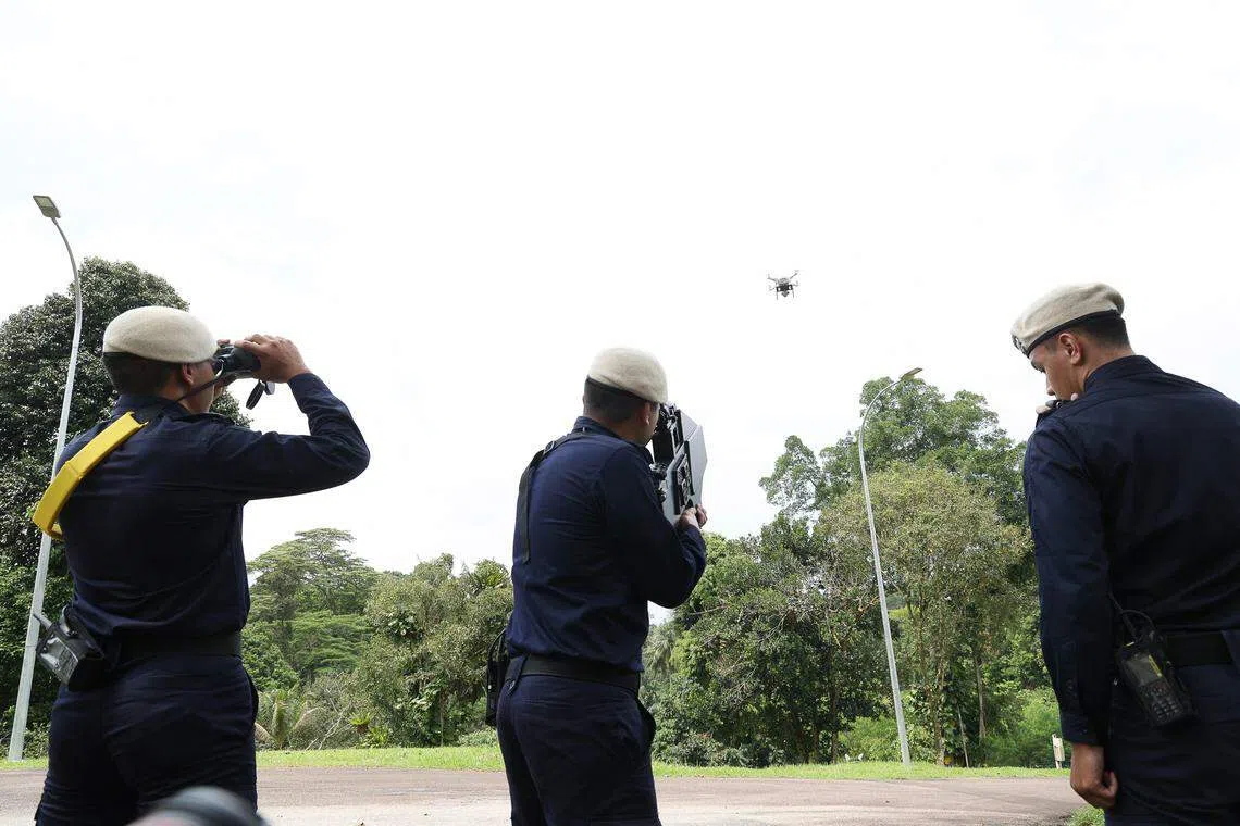 警方安排媒体参访位于乌鲁班丹的保卫指挥处，观摩如何应用反无人机系统。（蔡家增摄）