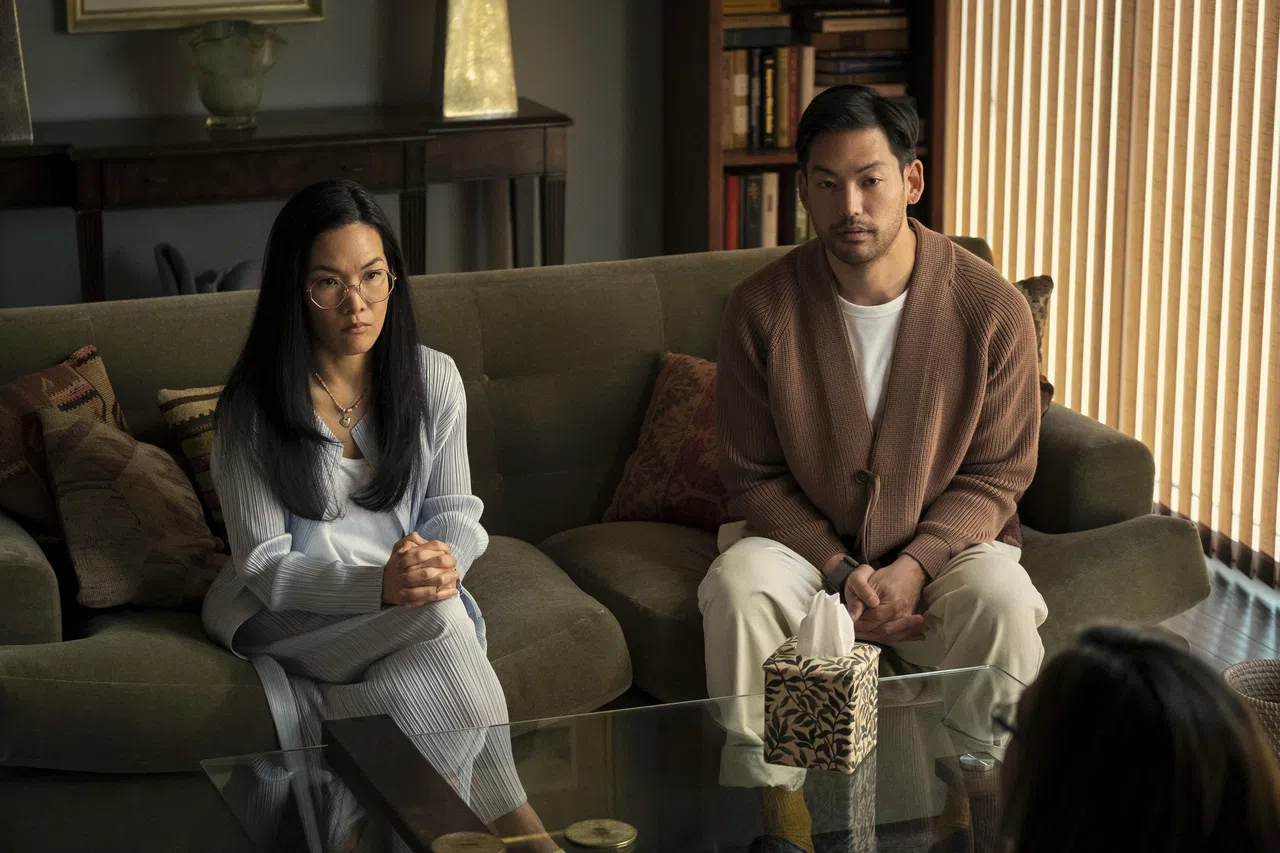 黄艾莉（左）和扮演她老公的约瑟夫李（Joseph Lee）因婚姻问题接受辅导。（Netflix提供）