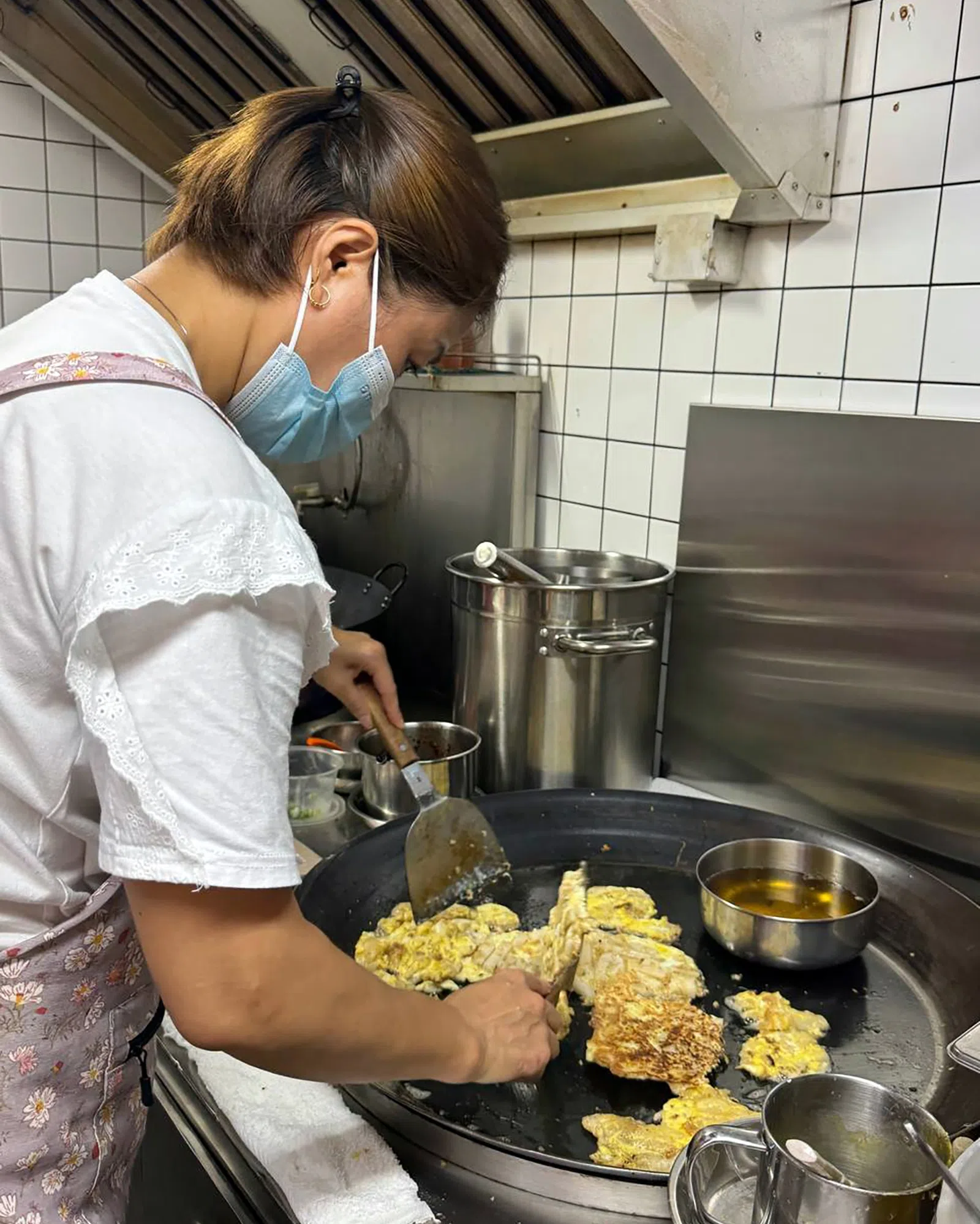 王雪娥售卖炒粿条、蚝蛋、菜头粿等小贩美食。