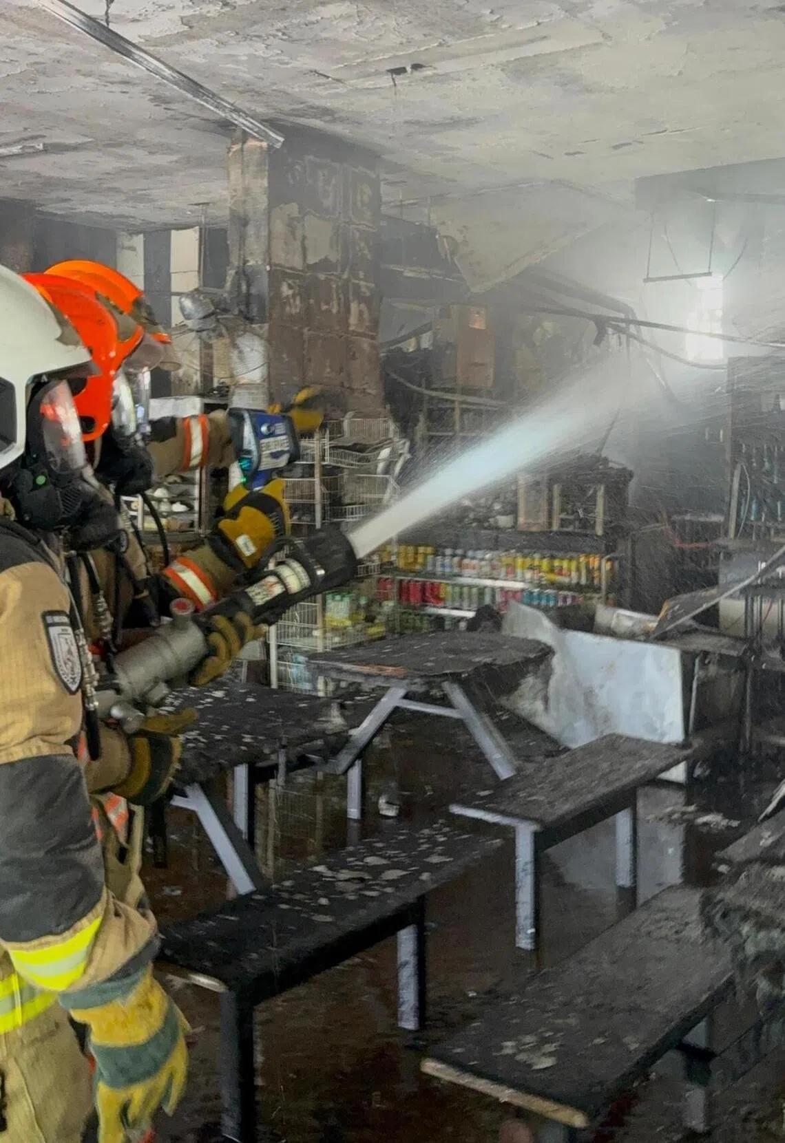 民防人员用水枪灭火。（取自新加坡民防部队脸书）