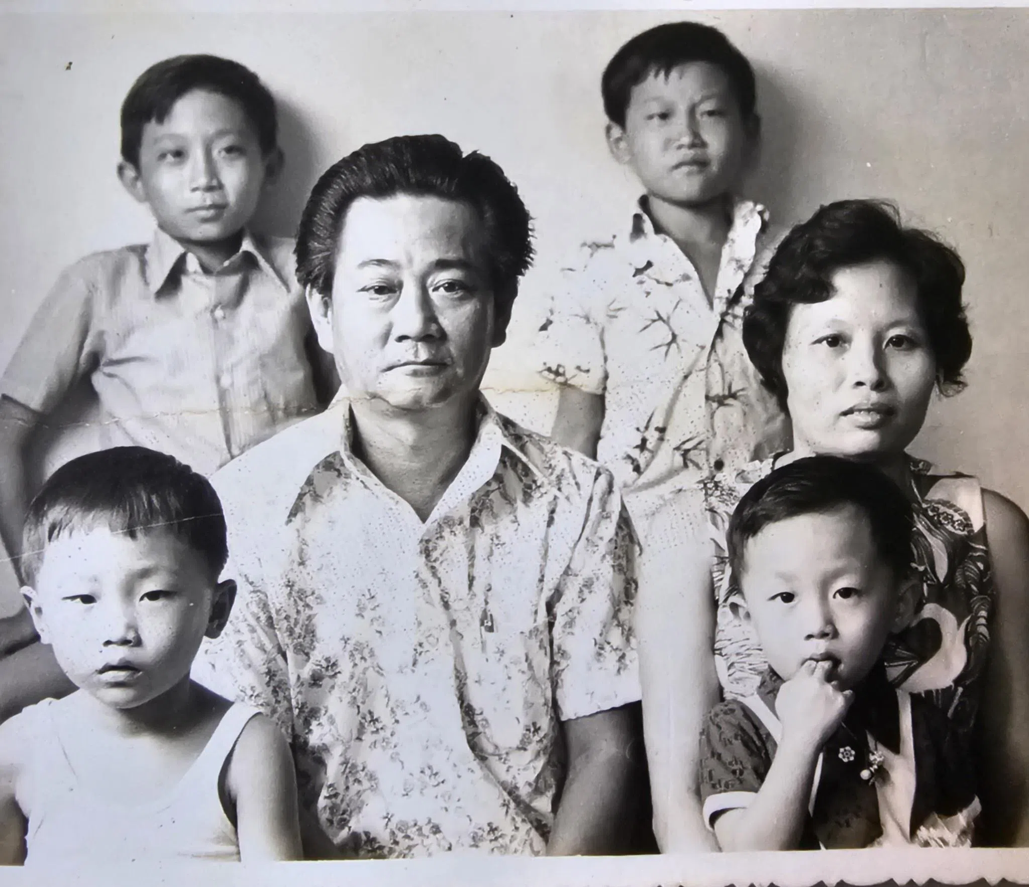 陈喜明（前排左一）儿时与家人合拍的唯一一张全家福。（受访者提供）