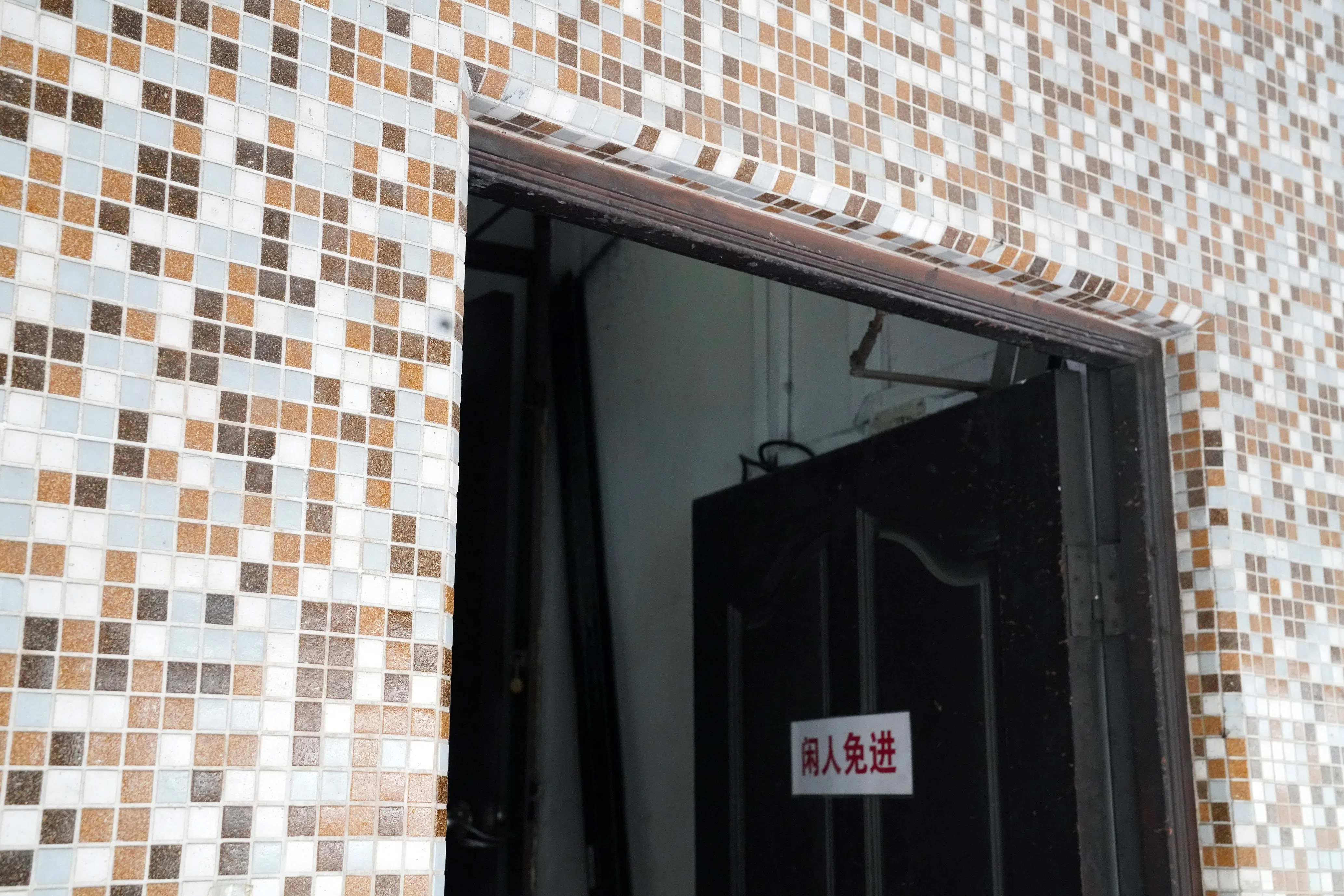 墙壁铺满小瓷砖，当年有魄力这么做的人家非富则贵。（马里士他路）