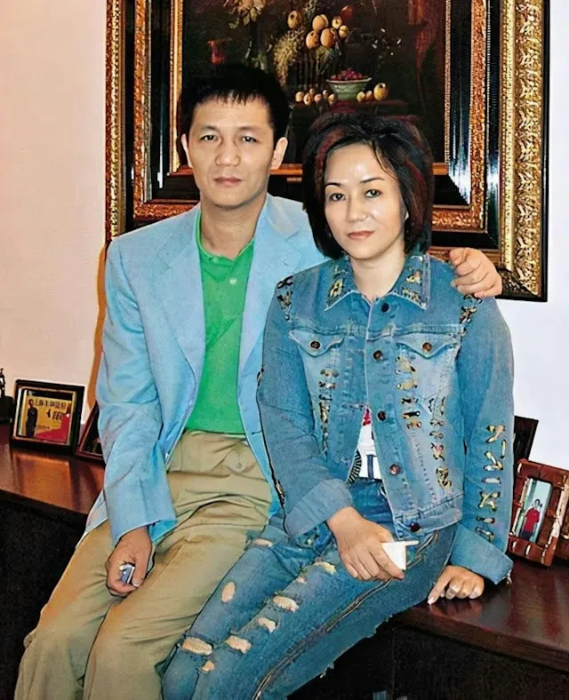 毛玉萍（右）自信周正毅离不开她。（互联网）