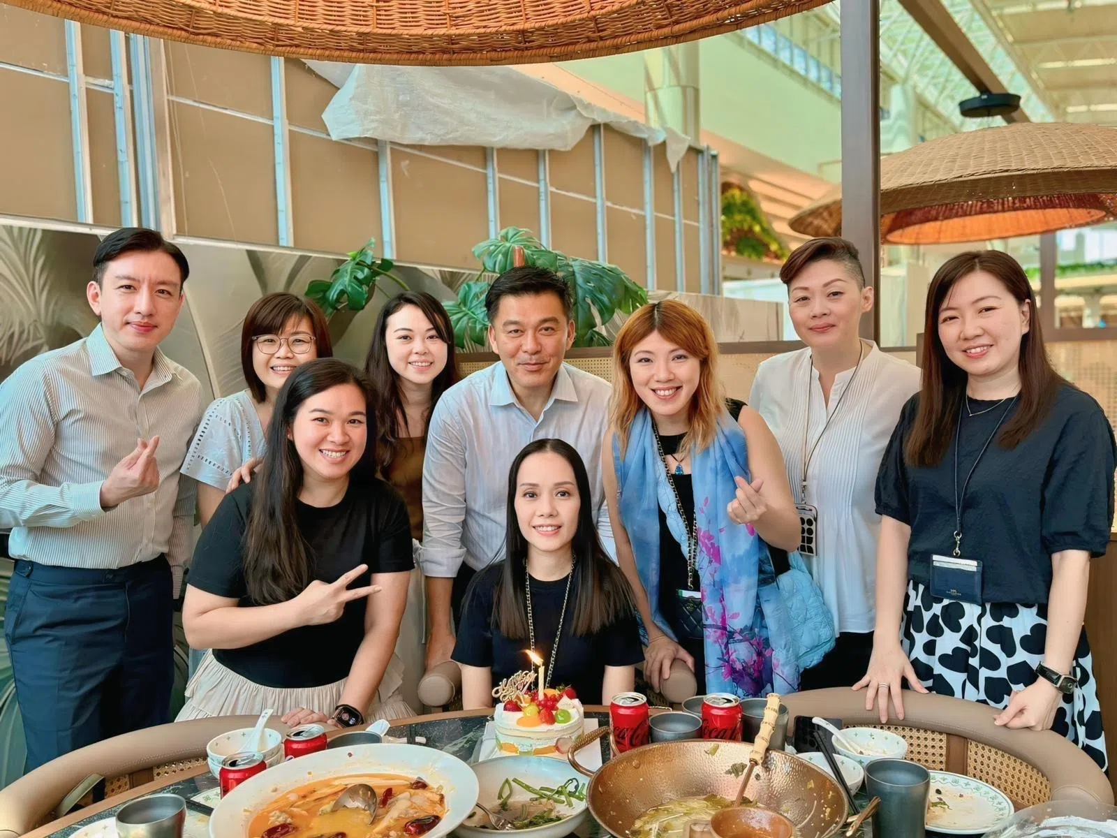 吴明发（右四）强调，公司投资人才，才能确保员工能够全面投入，发挥所长。（图/受访者提供）