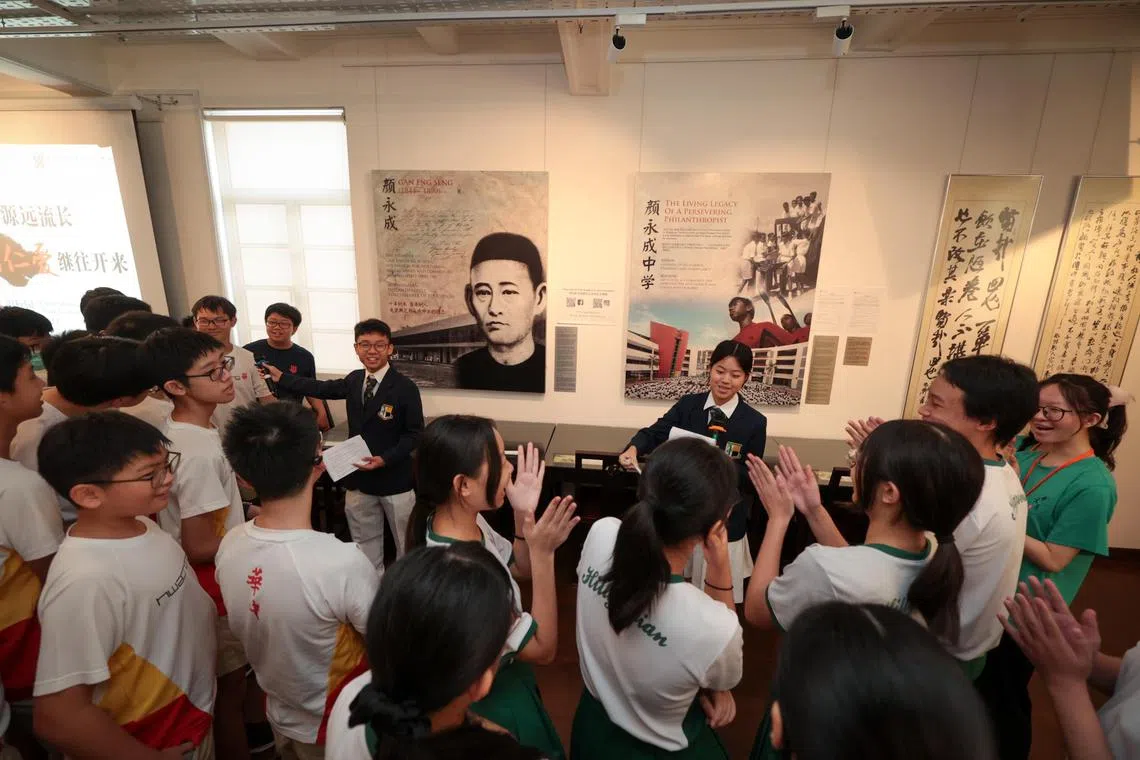 安德逊中学学生领袖的精彩导览，把在场学生逗得乐开怀。（张俊杰摄）