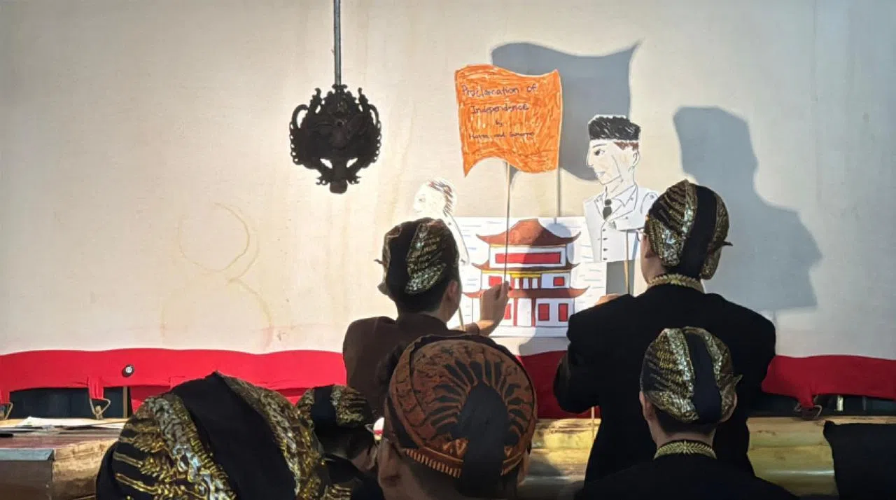 一组学生呈献了亲手制作的皮影戏。（莱佛士书院提供）