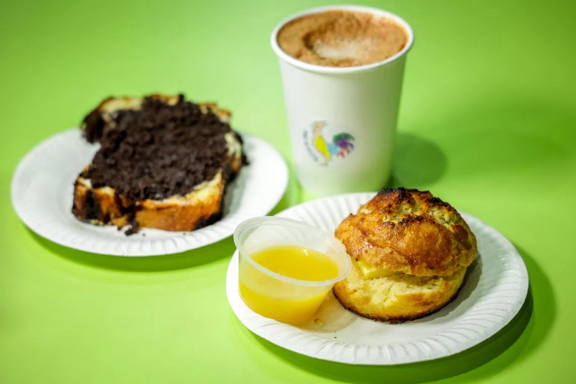 Mad Roaster的招牌面包Chocolate Babka（左），搭配牛油蜜糖、南洋咖啡茶组成套餐。（叶振忠摄）