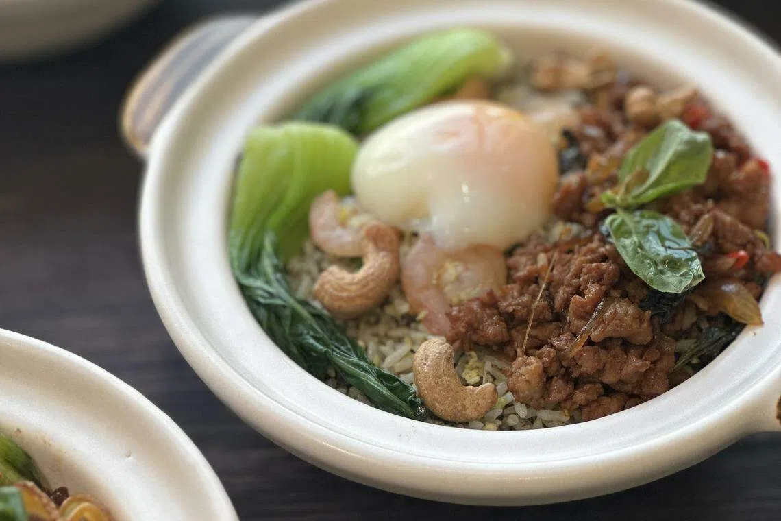 白玫瑰咖啡座限定砂煲饭菜单有四款口味，包括黑橄榄虾砂煲饭。（餐馆提供）