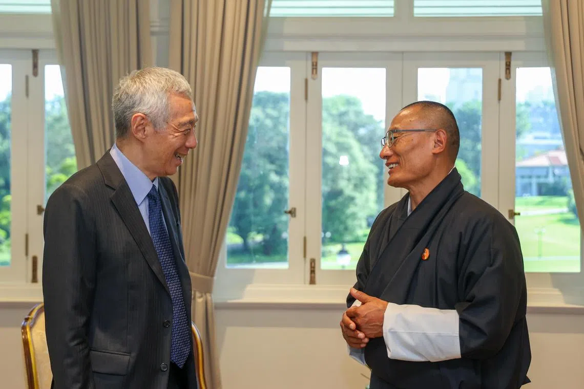 国务资政李显龙（左）星期三（9月18日）同到访的不丹首相策林·托杰会面。（数码发展及新闻部提供）