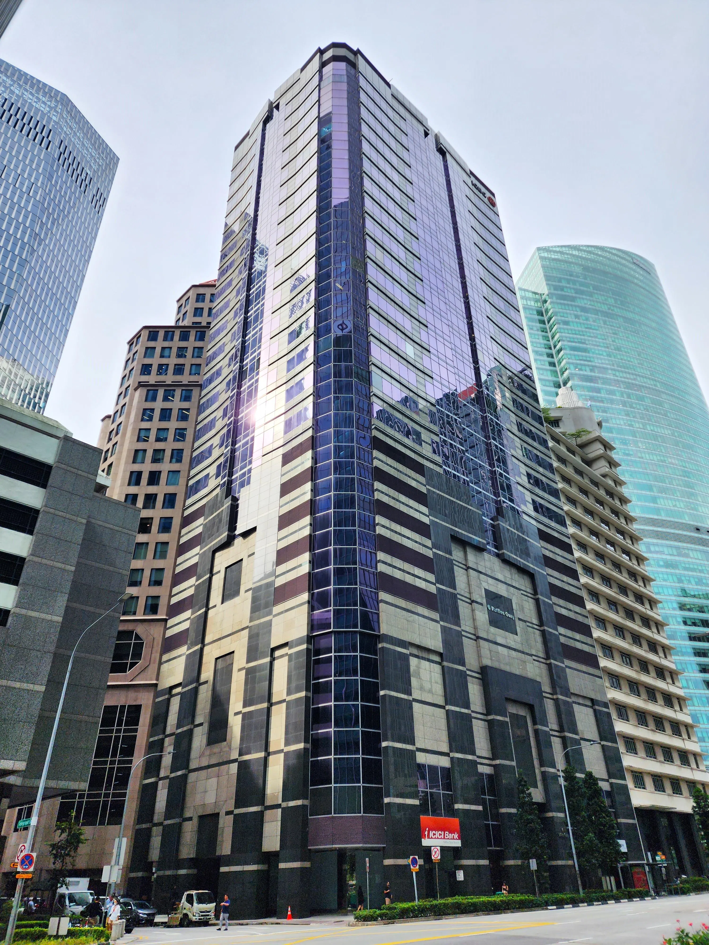 位于莱佛士码头（Raffles Quay）6号大楼的第16层办公空间推出市场求售，它的面积为4994平方英尺，占该楼层的一半空间。（仲量联行提供）