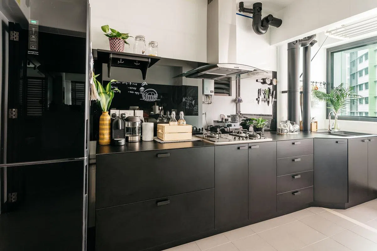 设计师采用不同色调和材质的黑，让全黑的厨房更有层次感。（木美室内设计工作室提供图片）