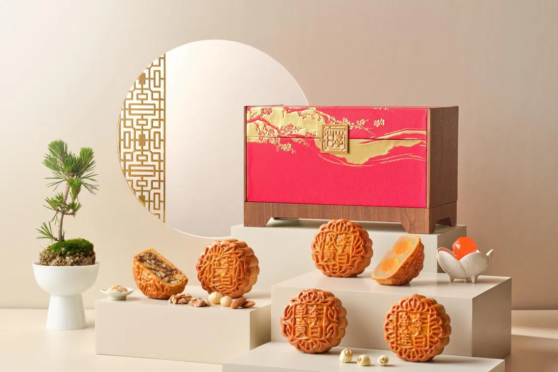 中餐馆李白有多款传统月饼，如伍仁、双黄白莲蓉、单黄胶原蛋白白莲蓉和夏威夷果仁白莲蓉。（酒店提供）