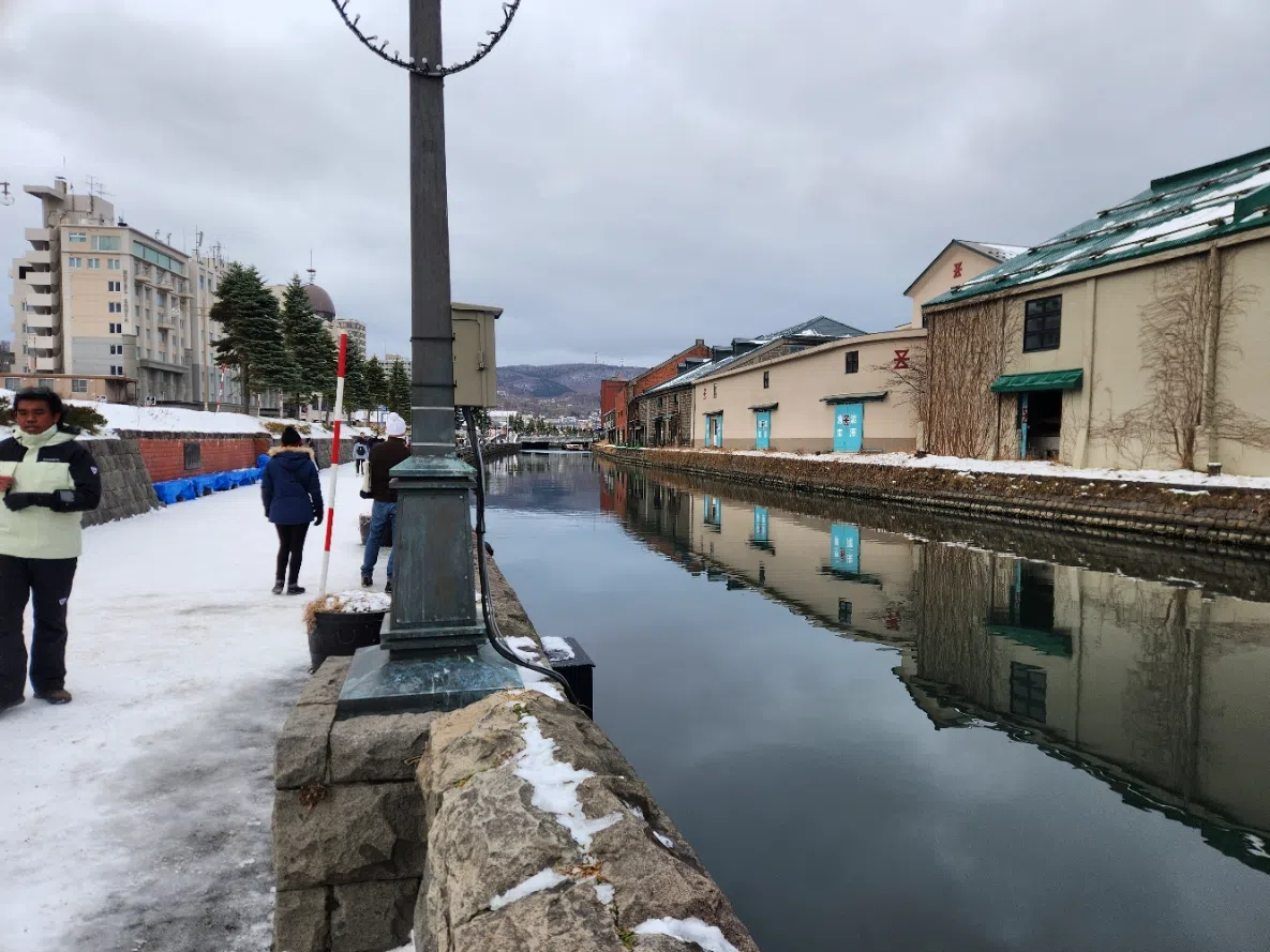 小樽运河旁伫立着仓库群，至今仍保留着百年前的样貌。（李政辉摄）