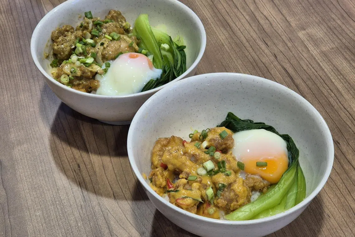 “刘口水”推出新品烤青椒鸡（后）和咸蛋奶油鸡。（陈爱薇摄）