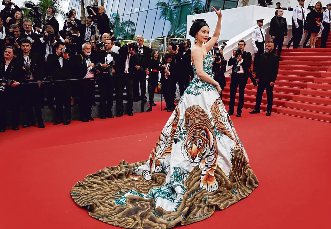 范冰冰第九度踏上康城红毯，网友以“猛虎归林”形容范冰冰的红毯战袍。（法新社）