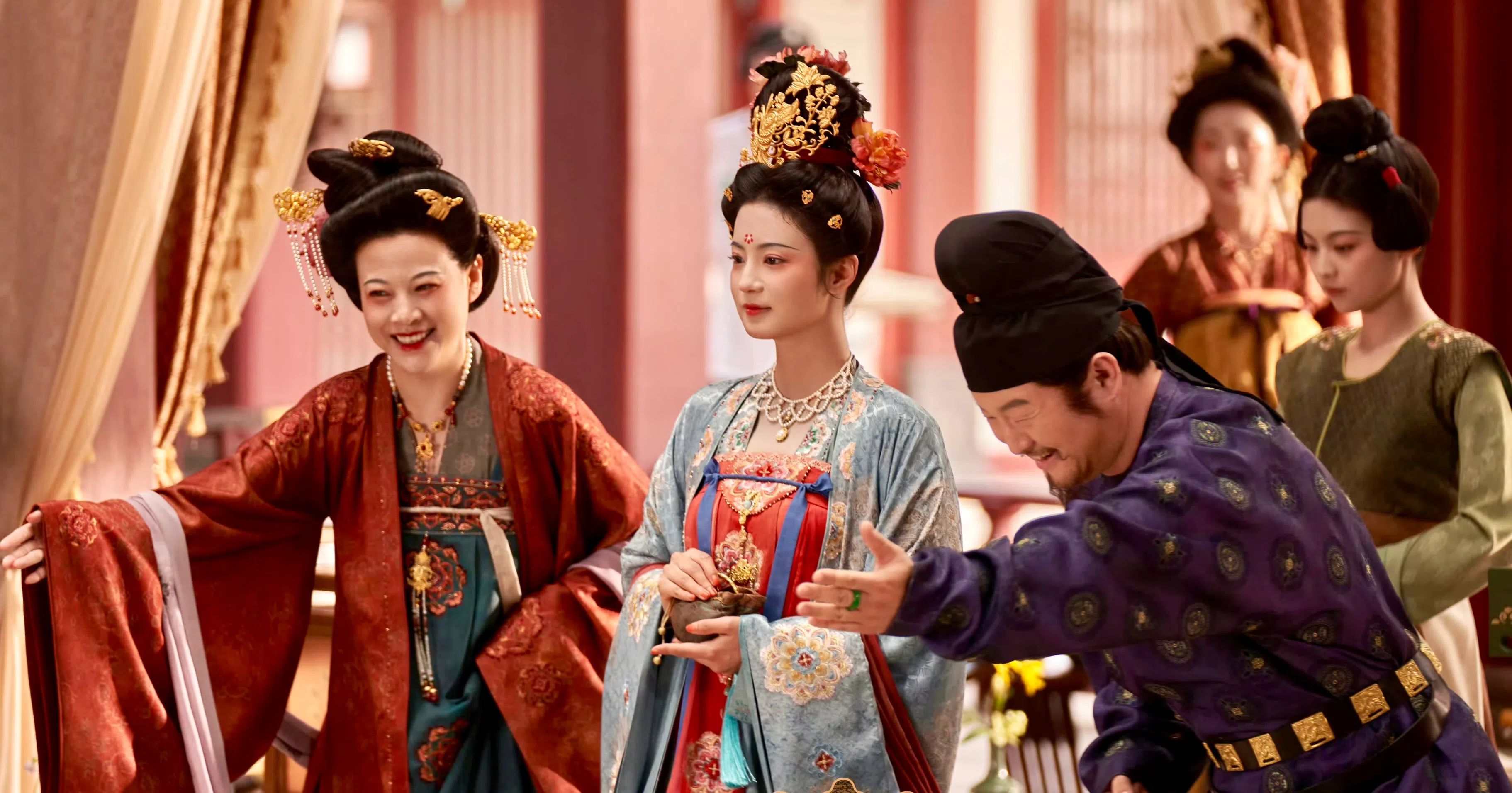 张雅钦饰演的李幼贞（左二）是身份高贵的县主，外形清纯，实际上心思缜密、手段狠辣。（取自剧集微博）