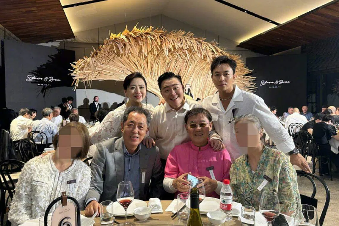 （第二排左起）翁虹、郝劭文、释小龙和（第一排左起）朱延平及李立群合照。（释小龙微博）