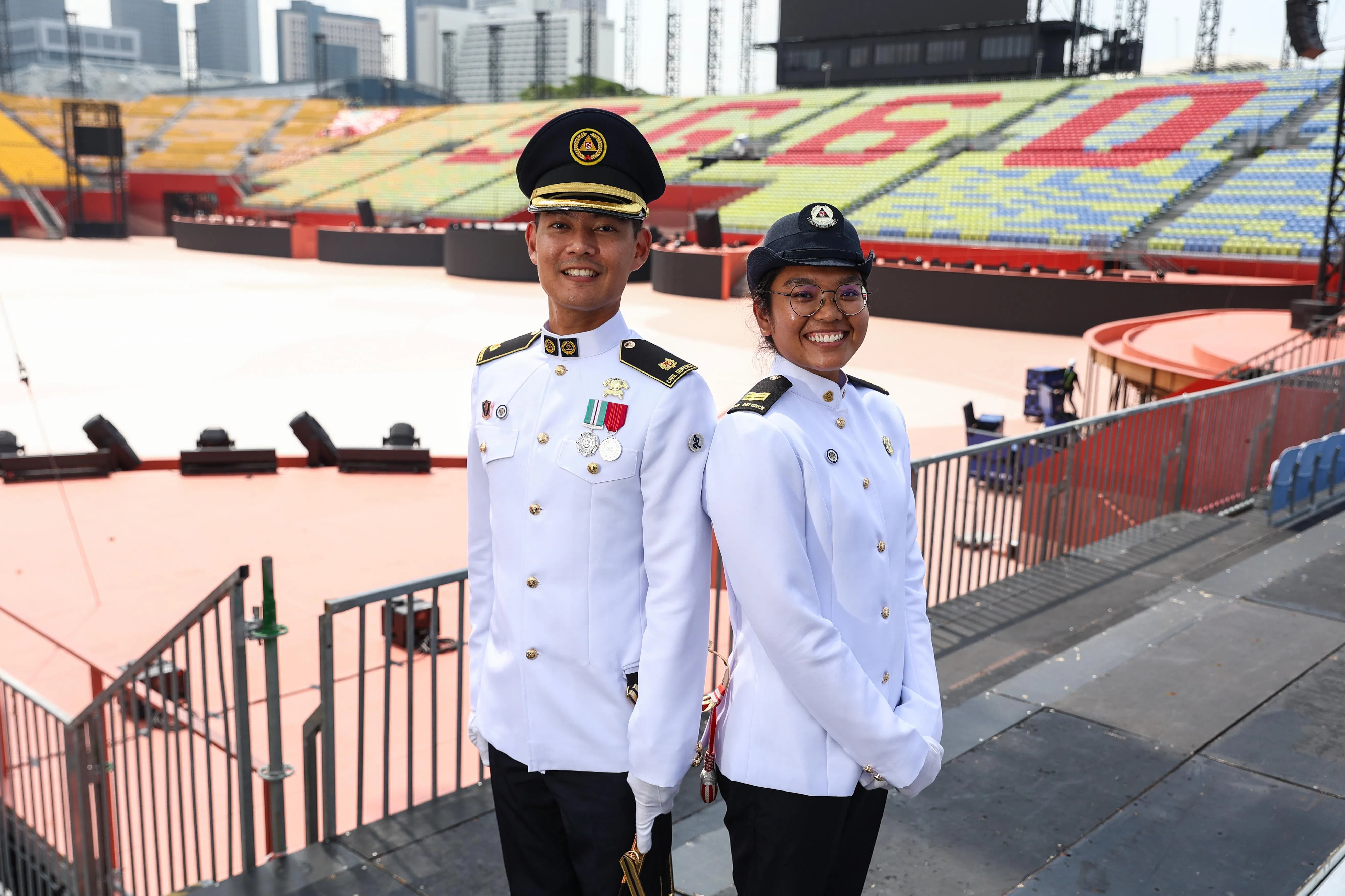 新加坡民防部队首次加入国庆仪仗队，李恩豪少校（左）是首名民防部队仪仗队司令官，特恩莫利（右）则是首次参与的步操员之一。（白艳琳摄）