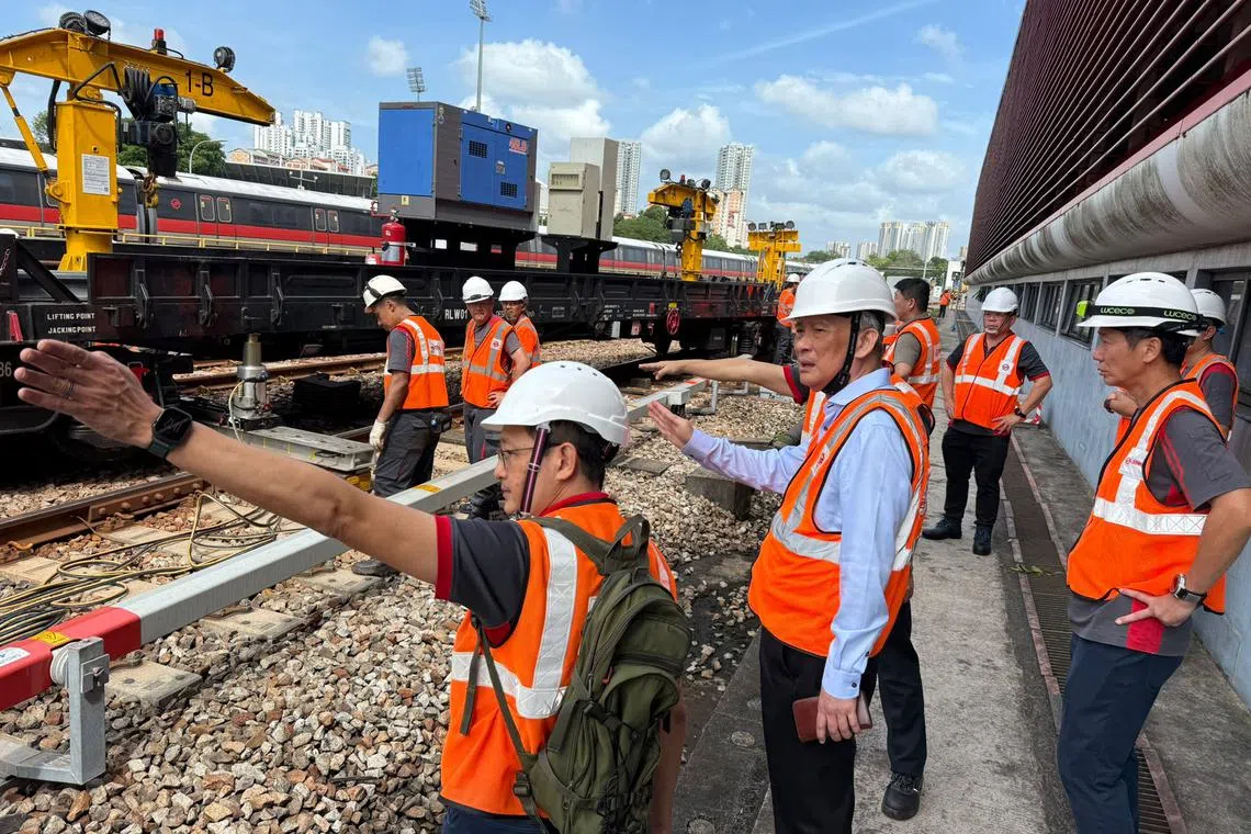 SMRT主席佘文民（蓝衬衫）星期五到场视察抢修工作。（取自SMRT脸书）