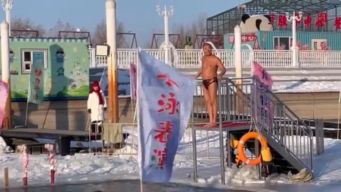 冰泳老人，不只是对极寒的挑战，更是一种生命的顽强与坚韧的象征。（受访者提供）