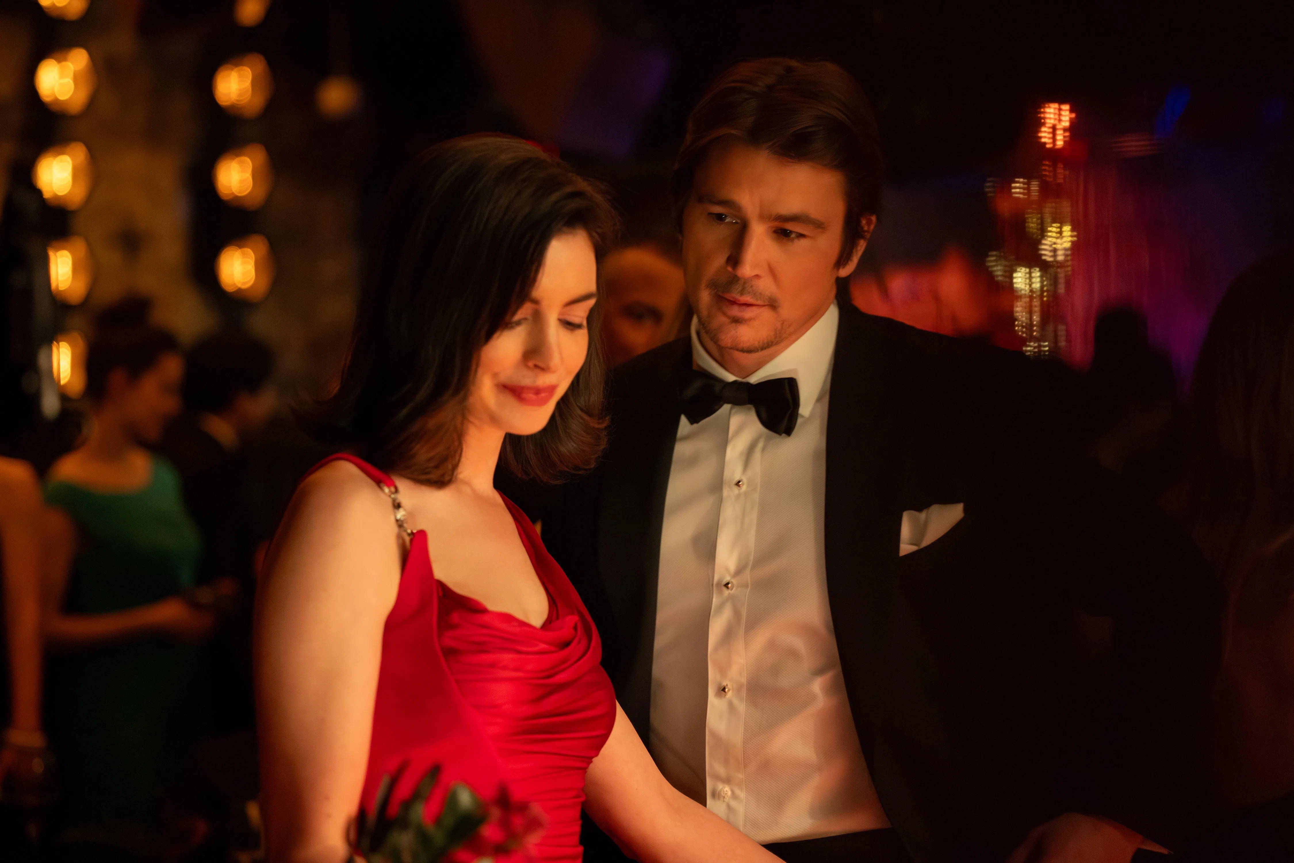 Josh Hartnett（右）和Anne Hathaway扮演一对隐藏秘密的夫妻。（索尼影视娱乐提供）