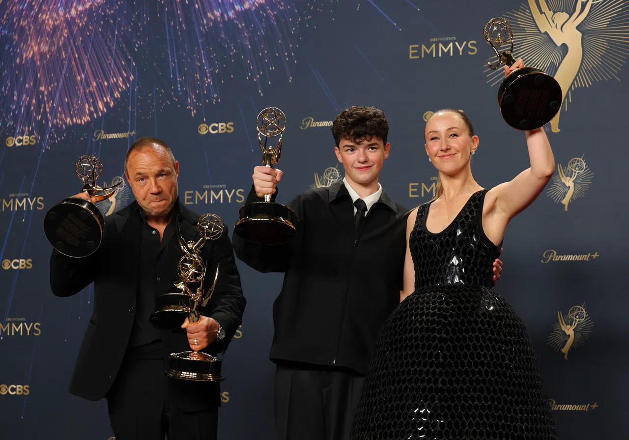 Stephen Graham（左起）、Owen Cooper和Erin Doherty分别以出演剧集《混沌少年时》获奖。（路透社）